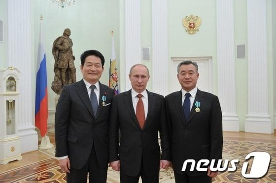 본문 이미지 - 왼쪽부터 송영길 인천시장, 푸틴 러시아 대통령, 정헌 명예총영사. (인천시 제공).© News1 