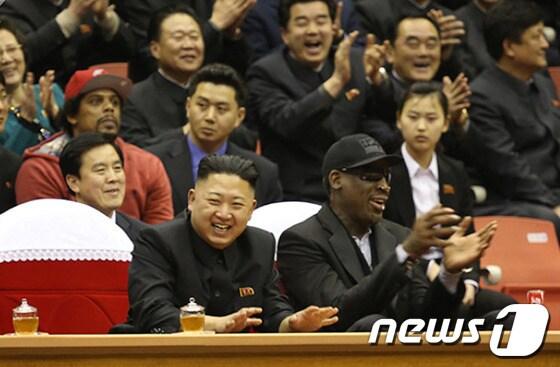 본문 이미지 - 지난 2월 방북한 미 프로농구&#40;NBA&#41; 출신 데니스 로드맨이 김정은 국방위원회 제1위원장과 함께 농구 경기를 관람하고 있다. ©AFP= News1 차지수 인턴기자