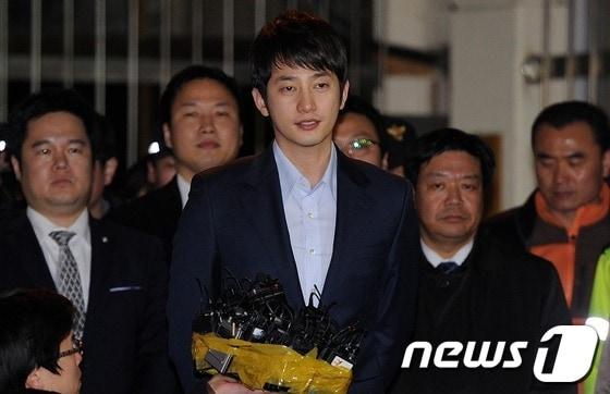 본문 이미지 - 성폭행 혐의로 피소된 배우 박시후가 지난 1일 오후 서울 서부경찰서에서 조사를 마친 뒤 취재진의 질문에 답하고 있다. /뉴스1 © News1 박지혜 기자