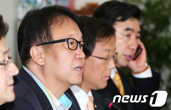 본문 이미지 - 민주당 민병두 전략홍보본부장. 2013.3.10/뉴스1 © News1   오대일 기자