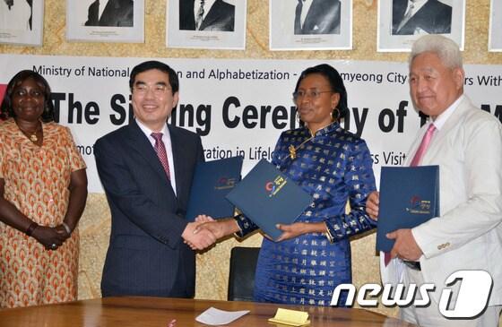 본문 이미지 - 양기대 광명시장(왼쪽 둘째)과 부르키나파소 쿰바 볼리 바라 교육부장관(〃 셋째)이 평생학습 진흥을 위한 협약을 한 뒤 악수를 나누고 있다./사진제공=광명시© News1