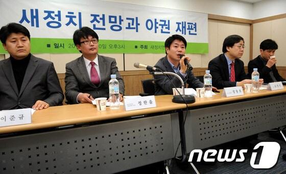 본문 이미지 - 안철수 전 대선후보의 귀국을 하루 앞둔 10일 오후 서울 영등포역사 누리로 별실에서 열린 '새정치 전망과 야권 재편' 토론회에서 강동호 전 진심캠프 지역협력팀장이 사회를 보고 있다. 2013.3.10/뉴스1 © News1 박정호 기자