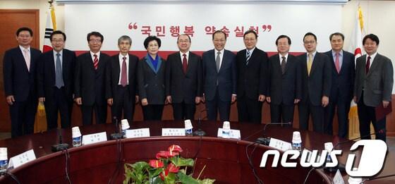 본문 이미지 - 11일 오전 서울 여의도 새누리당 당사에서 열린 정치쇄신위원회 임명장 수여식에서 황우여 대표가 위원장으로 임명된 박재창 숙명여대 정치행정학부 교수(왼쪽에서 여섯번째) 등 위원들과 기념촬영을 하고 있다. 2013.3.11/뉴스1 © News1 허경 기자