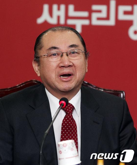 본문 이미지 - 박재창 숙명여대 교수가 지난달 11일 새누리당 정치쇄신특별위원회 위원장으로 임명된 후 서울 여의도 새누리당 당사에서 발언하고 있다.                           2013.3.11/뉴스1 © News1 허경 기자