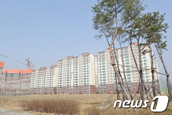 본문 이미지 - 부영주택이 광주 북구 '첨단2지구 사랑으로 부영' 아파트를 애초 분양에서 공공임대로 변경을 추진하면서 물의를 빚고 있다. 첨단2지구 사랑으로 부영 건설 현장.© News1 