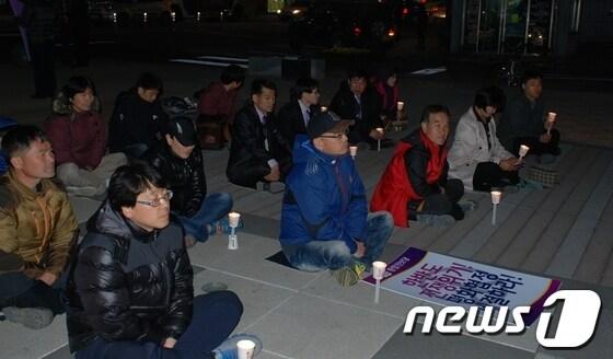 본문 이미지 - 통합진보당 전북도당(위원장 오은미)은 11일 오후 6시30분부터 전북 전주시 오거리광장에서 당원 40여명이 참석한 가운데 군사훈련 중단과 평화협정 체결을 요구하는 촛불집회를 가졌다. (통합진보당 전북도당 제공) © News1 김춘상 기자