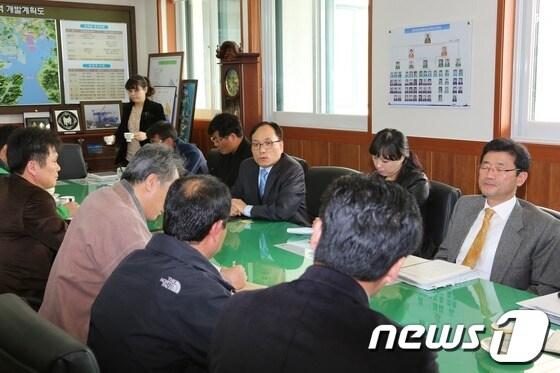 본문 이미지 - 이희봉 광양경제청장이 코스트코 입점에 대해 반대 입장을 밝히고 있다. © News1서순규기자 