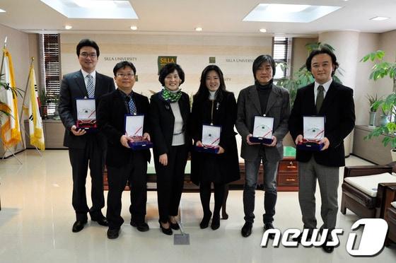 본문 이미지 - 신라대 2012년 베스트 티처상 수상자들이 기념촬영을 하고 있다.(신라대 제공)© News1 