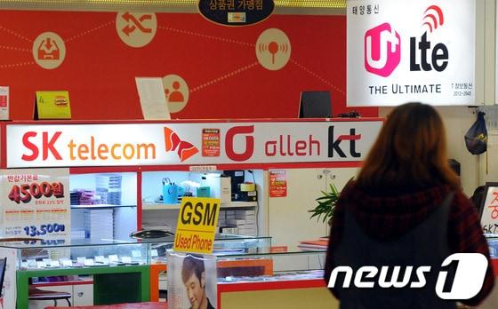 본문 이미지 - 서울 한 전자상가의 휴대폰 매장. /뉴스1 © News1 양동욱 기자