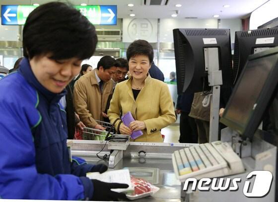 본문 이미지 - 박근혜 대통령이 13일 오전 서울 서초구 양재동 농협 하나로클럽을 방문해 농축산물 가격을 점검하고 있다.(청와대 제공) © News1 오대일 기자