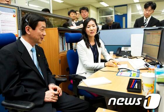 본문 이미지 - 진영 복지부 장관이 12일 국민연금공단 콜센터를 방문하고 있다. © News1 