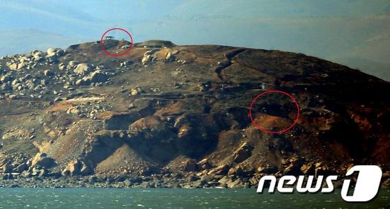본문 이미지 - 인천 옹진군 연평도에서 바라본 북 장재도의 북 초소와 해안포 동굴진지가 보이고 있다. 2013.3.13/뉴스1 &#40;자료사진&#41; © News1 이명근 기자