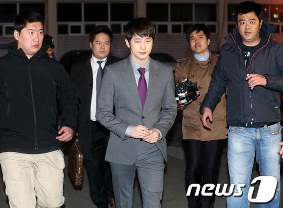 본문 이미지 -  배우 박시후가 지난 13일 서울 서부경찰서에 대질신문을 받기 위해 들어서고 있다./뉴스1 © News1 이종덕 기자