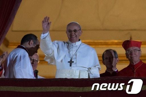 본문 이미지 - 제266대 교황 프란치스코로 선출된 호르헤 마리오 베르고글리오 아르헨티나 추기경. © AFP=News1  
