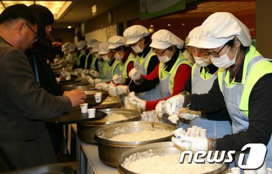 본문 이미지 - 마포구 '2013년도 학교급식 친환경 쌀 품평회'./뉴스1 © News1 김보영 