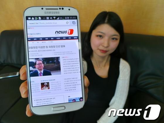 본문 이미지 - 삼성전자 모델이 '갤럭시S4'를 소개하고 있다. © News1   서송희 기자