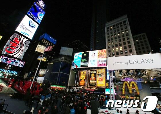 본문 이미지 - 14일 &#40;현지시간&#41; 미국 뉴욕 타임스퀘어에서 삼성전자는 갤럭시 스튜디오를 설치하고 일반인들을 대상으로 &#39;갤럭시 S4&#39; 체험행사를 열었다. &#40;삼성전자 제공&#41; 2013.3.15/뉴스1 © News1