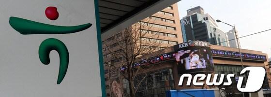 본문 이미지 - 하나금융지주와 외환은행 간의 주식 교환 안건이 15일 최종 승인됐다. 하나금융과 외환은행은 이날 오전 각각 주주총회를 열고 외환은행 주식 5.28주당 하나금융 주식 1주 비율로 교환하는 방안을 상정해 가결, 하나금융은 외환은행을 자회사로 편입하게 됐다. 2013.3.15/뉴스1 © News1   안은나 기자