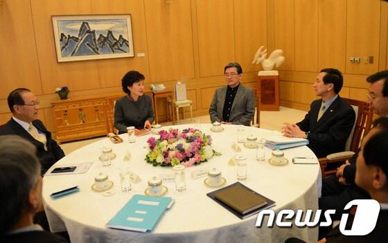 본문 이미지 - 박근혜 대통령이 15일 오후 청와대에서 열린 여당 대표단과의 회동에서 &#39;정부조직법 문제&#39;에 대한 입장을 밝히고 있다. 이날 회동에는 황우여 대표, 이한구 원내대표, 김기현 원내수석부대표 등이 참석했다. &#40;청와대 제공&#41; 2013.3.15/뉴스1 © News1   오대일 기자