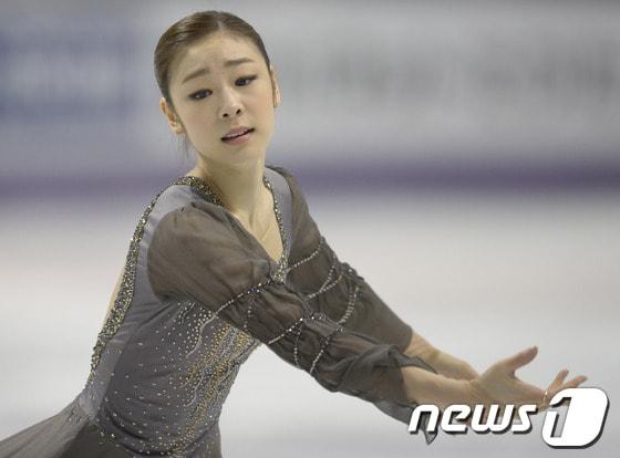 본문 이미지 - 16일(현지시간) 캐나다 온타리아주 런던 버드와이저 가든스에서 열린 2013 피겨스케이팅 세계선수권대회에서 김연아 선수가 연기를 펼치고 있다. ©  AFP=News1   차지수 인턴기자