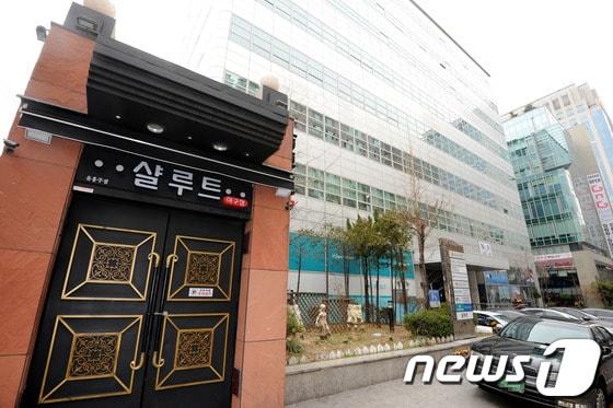 본문 이미지 - 경찰 단속 후 업소 이름을 바꿔 성매매를 알선한 풀살롱 '샬루트'(구 야구장). 2013.3.17/뉴스1 © News1 안은나 기자