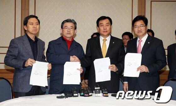 본문 이미지 - 새누리당과 민주통합당이 17일 정부조직법 개정안을 최종 타결했다. 새누리당 이한구 원내대표와 민주통합당 박기춘 원내대표가 국회 귀빈식당에서 협상안을 들어보이고 있다. 왼쪽부터 새누리당 김기현 원내수석부대표, 이한구 원내대표, 민주통합당 박기춘 원내대표, 우원식 원내수석부대표. 2013.3.17/뉴스1 © News1 허경 기자