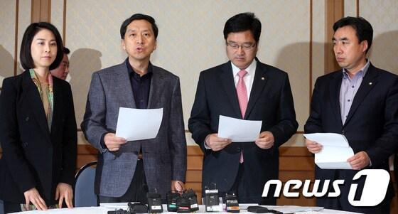 본문 이미지 - 새누리당과 민주통합당이 17일 정부조직법 개정안을 최종 타결했다. 양당 원내수석부대표가 국회 귀빈식당에서 회동 후 가진 기자회견에서 합의문을 낭독하고 있다. 왼쪽부터 신의진 새누리당 원내대변인, 김기현 원내수석부대표, 우원식 민주통합당 원내수석부대표, 윤관석 원내대변인. 2013.3.17/뉴스1 © News1 허경 기자
