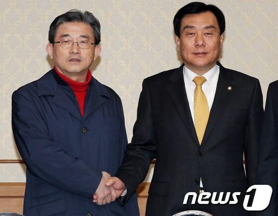 본문 이미지 - 새누리당과 민주통합당이 17일 정부조직법 개정안을 최종 타결했다. 새누리당 이한구 원내대표와 민주통합당 박기춘 원내대표가 회동 후 국회 귀빈식당에서 악수를 하고 있다. 2013.3.17/뉴스1 © News1 허경 기자