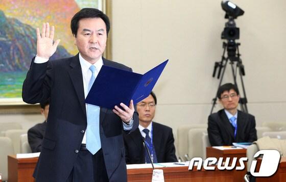 본문 이미지 - 역대 금융위원장 가운데 첫 인사청문회에 나선 신제윤 금융위원장 후보자가 18일 서울 여의도 국회 정무위원회에서 열린 인사청문회에서 선서를 하고 있다. 2013.3.18/뉴스1 © News1 오대일 기자