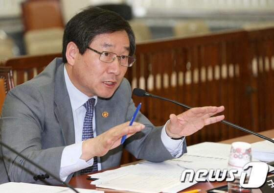 본문 이미지 - 유정복 행정안전부 장관이 18일 오후 서울 여의도 국회에서 열린 행정안전위원회 전체회의에서 정부조직법 개정안과 관련한 의원들의 질문에 답하고 있다. 국회는 이날 열린 행안위, 문방위를 시작으로 운영위, 정무위, 외통위, 교과위, 농식품위, 국토위 등 8개 상임위에서 정부조직과 관련된 38개 법안 처리를 진행할 예정이다. 2013.3.18/뉴스1 © News1 오대일 기자