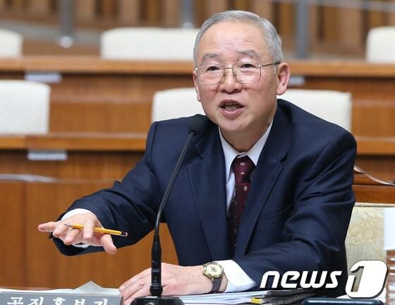 본문 이미지 - 남재준 국가정보원장 후보자가 18일 서울 여의도 국회에서 열린 정보위원회 인사청문회에서 의원들의 질의에 답변하고 있다. 2013.3.18/뉴스1 © News1   송원영 기자