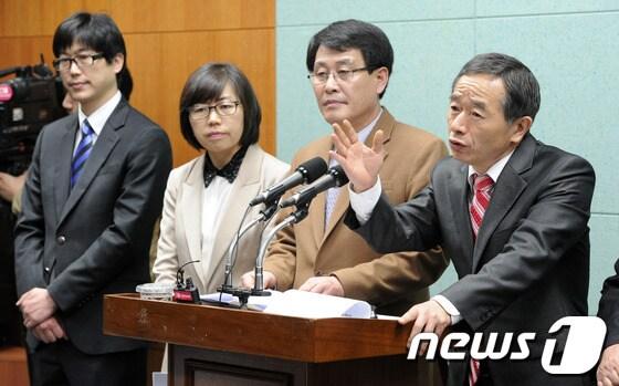 본문 이미지 - 전주 항소법원 유치추진위원회는 19일 전북도의회 브리핑룸에서 항소법원 설치 촉구에 대한 기자회견을 열고 김점동 변호사(오른쪽)가 기자들의 질문에 답변을 하고 있다.2013.03.19/뉴스1 © News1 김대웅 기자