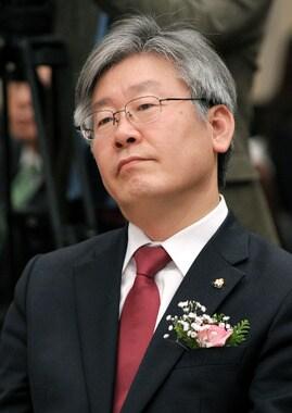 본문 이미지 - 이재명 성남시장이 최근 성남보호관찰소 분당 서현동 기습이전과 관련해 분당구민들의 항의시위가 연일 계속되자 '관찰.교육 대상자 관찰소 출입 제한'이라는 대안을 제시하고 나섰다. 하지만 구체적인 실천 방안은 제시하지 못해 허울뿐인 제안이라는 비판이 제기되고 있다. /사진=뉴스1 자료사진 © News1   안은나 기자