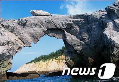 본문 이미지 - 전북 군산 옥도면 방축도 북문바위. ⓒ News1