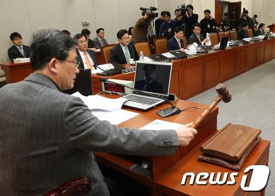 본문 이미지 - 국회 운영위원장인 이한구 새누리당 원내대표가 19일 서울 여의도 국회에서 열린 운영위원회 회의실에서 열린 전체회의에서 안건을 의결하고 있다. © News1 송원영 기자