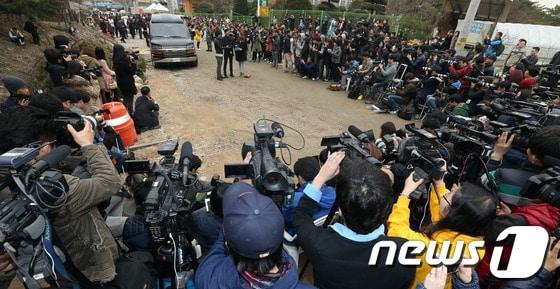 본문 이미지 - 가수 세븐의 의정부 306보충대대 입소 모습. 2013.3.19 머니투데이/뉴스1 © News1 자료사진