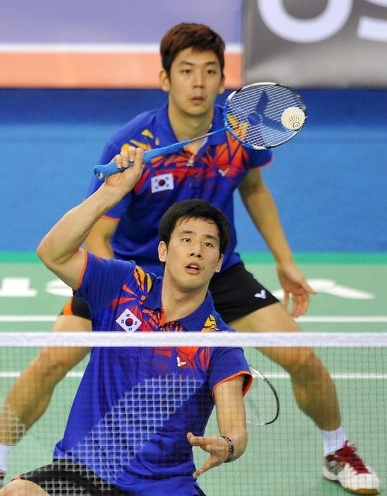 본문 이미지 - 한국 배드민턴 남자복식의 새로운 '간판' 이용대(뒤)와 고성현  © AFP=News1