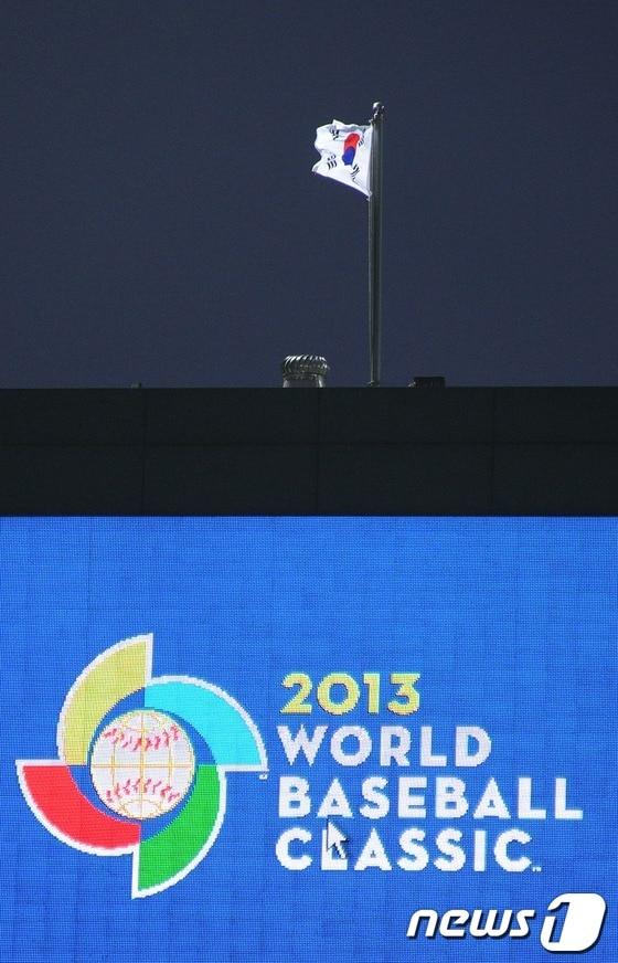 본문 이미지 - 월드베이스볼 클래식(WBC) 한국 야구대표팀이 2일 오후 대만 타이중 인터콘티넨탈 구장에서 네덜란드와 1라운드 첫 경기를 가졌다. 전광판 위로 태극기가 펄럭이고 있다. 2013.3.2 /뉴스1 © News1   (타이중(대만)=뉴스1)이동원 기자