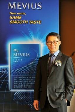 본문 이미지 - 브랜드명이 변경된 '메비우스' 포스터 앞에 서 있는 박병기 JTI코리아 대표이사. © News1  