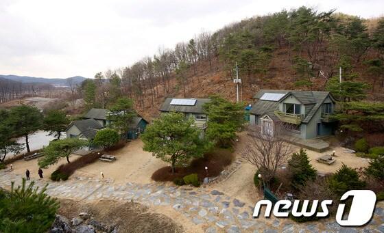 본문 이미지 - 사회지도층 인사들에게 성접대를 했다는 의혹이 제기된 강원도 원주 별장. © News1 이명근 기자