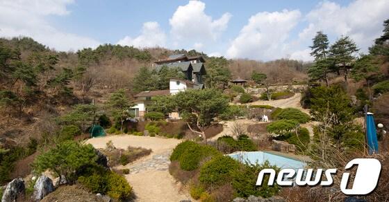 본문 이미지 - 사회지도층 인사들에게 성접대를 했다는 의혹이 제기된 건설업자 윤모씨의 강원도 원주시의 별장. © News1 이명근 기자