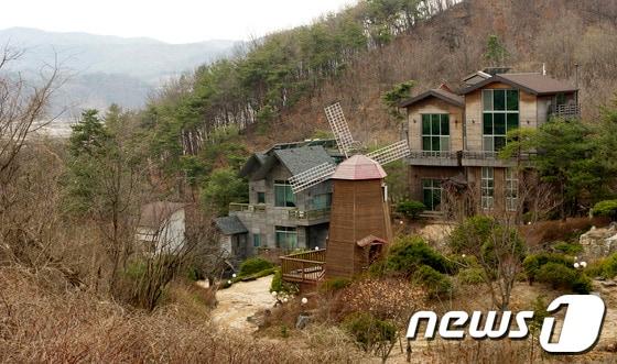 본문 이미지 - 사회지도층 인사들에게 성접대를 했다는 의혹이 제기된 건설업자 윤중천씨의 강원도 원주 별장 모습. © News1 이명근 기자
