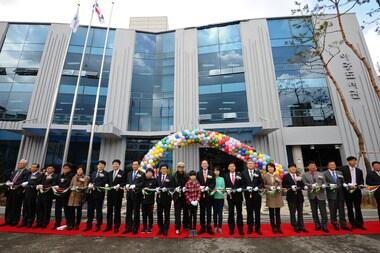 본문 이미지 - 20일 전북 전주시 덕진구 아중리 인봉초등학교 부근에서 열린 시립아중도서관 개관식에서 송하진 전주시장과 유광찬 전주교육대학교 총장 및 관계자들이 테잎컷팅을 하고 있다.2013.03.20/뉴스1 © News1 김대웅 기자