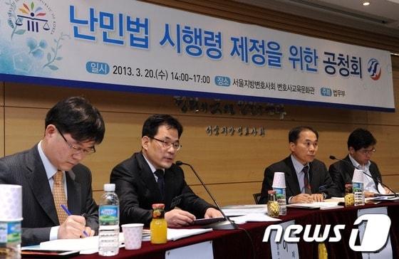 본문 이미지 - 지난 3월20일 오후 서울 서초구 변호사교육문화회관에서 열린 난민법 시행령 제정을 위한 공청회에서 이호택 사단법인 피난처 대표가 주제 발표를 하고 있다. © News1 손형주 기자
