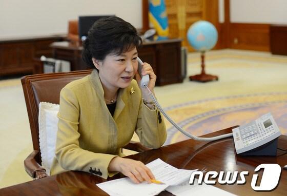 본문 이미지 - 박근혜 대통령이 20일 청와대 집무실에서 시진핑 중국 공산당 총서기 겸 국가주석과 전화통화를 하고 있다. (청와대 제공) 2013.3.20/뉴스1 © News1   오대일 기자