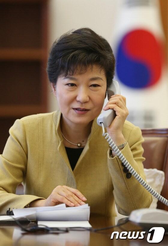 본문 이미지 - 박근혜 대통령이 20일 청와대 집무실에서 시진핑 중국 공산당 총서기 겸 국가주석과 전화통화를 하고 있다. (청와대 제공) 2013.3.20/뉴스1 © News1 오대일 기자