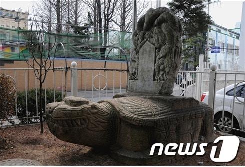 본문 이미지 - 서울시는 시민의 제보로 찾은 &#39;연복사탑중창비&#39;를 서울시 문화재로 지정하기 위해 문화재 지정계획을 21일부터 30일간 예고한다고 밝혔다. © News1  