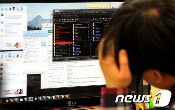 본문 이미지 - 보안전문기업 하우리 직원이 주요 방송사와 일부 금융사들의 전산망 마비 사태와 관련해 악성코드 진단치료 백신 작업을 하고 있다. © News1   박정호 기자
