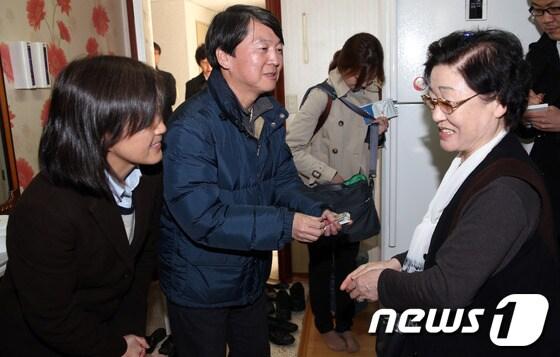 본문 이미지 - 4·24 재보궐선거 서울 노원병 출마를 선언한 안철수 예비후보와 부인 김미경 교수가 21일 오후 서울 노원구 상계동 극동늘푸른 아파트 경로당을 방문해 어르신들과 인사하고 있다. 2013.3.21/뉴스1 © News1   허경 기자