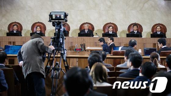 본문 이미지 - 지난 3월 21일 대법원에서 국외이송약취 혐의로 기소된 베트남 여성 재판의 공개변론이 생중계되고 있다. /뉴스1 © News1 유승관 기자